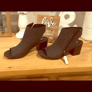 Black zipped peep toe booties